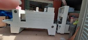 Máy cắt dán màng co lốc chai bán tự động, máy rút màng co lốc