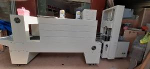 Máy cắt dán màng co lốc chai bán tự động, máy rút màng co lốc