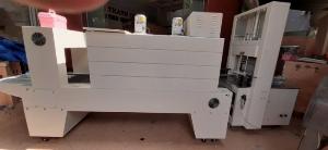 Máy cắt dán màng co lốc chai bán tự động, máy rút màng co lốc