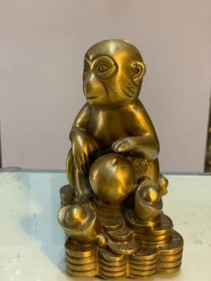 Tượng Khỉ ngồi trên tiền bằng đồng cao 14cm