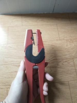 Kìm bấm thẻ tai và thẻ tai đeo cho heo trâu bò dê cừu