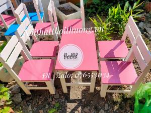 Bàn ghế trà sữa chất liệu gỗ thông, mặt gỗ cao su, sơn màu sắc kết hợp theo yêu cầu