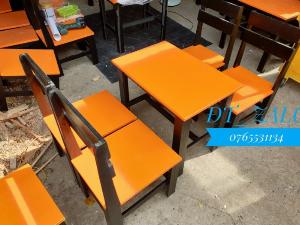 Bàn ghế trà sữa chất liệu gỗ thông, mặt gỗ cao su, sơn màu sắc kết hợp theo yêu cầu