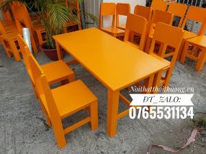 Bàn ghế trà sữa chất liệu gỗ thông, mặt gỗ cao su, sơn màu sắc kết hợp theo yêu cầu