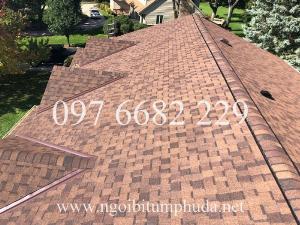 Tấm lợp bằng bitum phía trên phủ đá xây tự nhiên