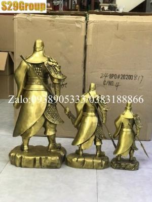 Quan Công đứng cầm vàng bằng đồng cao 39cm