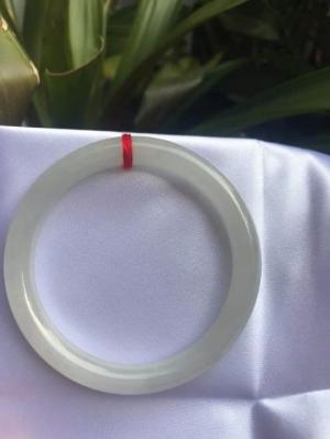 Chiếc Vòng Cẩm Thạch Mới Tr A55 Size vòng 55mm x dầy 8mm màu trắng tinh khôi đều