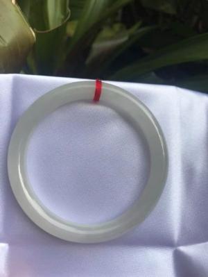 Chiếc Vòng Cẩm Thạch Mới Tr A55 Size vòng 55mm x dầy 8mm màu trắng tinh khôi đều