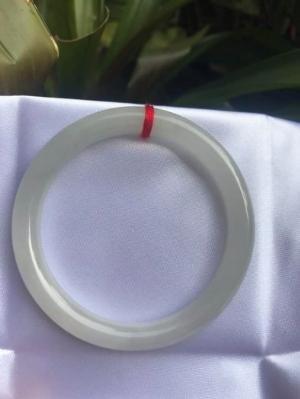 Chiếc Vòng Cẩm Thạch Mới Tr A55 Size vòng 55mm x dầy 8mm màu trắng tinh khôi đều