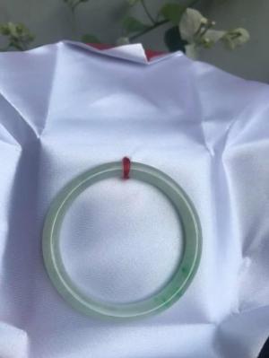 Chiếc Vòng Cẩm Thạch Mới Tr Lý 51 size vòng 51mm x dầy 6,9mm Màu Trắng Bóng Vân Xanh