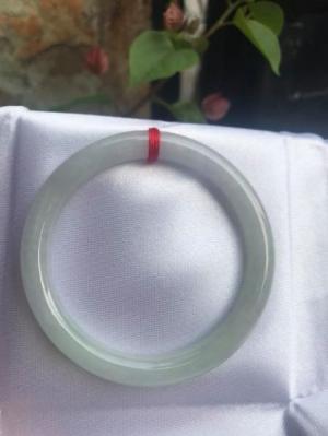 Chiếc Vòng Cẩm Thạch Mới TR A50 Size Vòng 50mm x dầy 7,2mm Màu Trắng Trắng Ánh Xanh