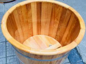 Bồn Tắm Gỗ Pơ Mu Dáng Tròn Bo Viền