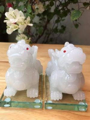 Cặp tỳ hưu trắng đế kiếng mới có canh hút tài size dài 10cmxcao11cmx sâu 7cm mệnh kim thủy trưng bàn làm việc bàn thờ thần tài có 650k/1 cặp ạ