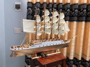 Thuyền buồm mô hình dài 95 cm