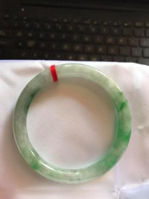 Vòng cẩm thạch tự nhiên đậu lý AI Sao 52mm x dầy 7mm trắng bóng vân xanh lá đều