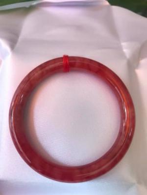Chiếc vòng tay đá cẩm thạch đỏ đẹp 53mm đỏ vân đỏ đậm nhạt rất xinh
