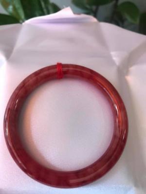 Chiếc vòng tay đá cẩm thạch đỏ đẹp 53mm đỏ vân đỏ đậm nhạt rất xinh
