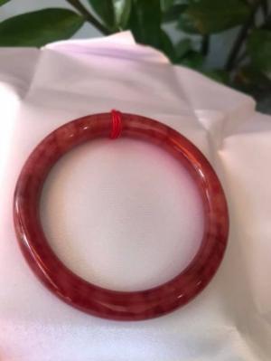 Chiếc vòng tay đá cẩm thạch đỏ đẹp 53mm đỏ vân đỏ đậm nhạt rất xinh
