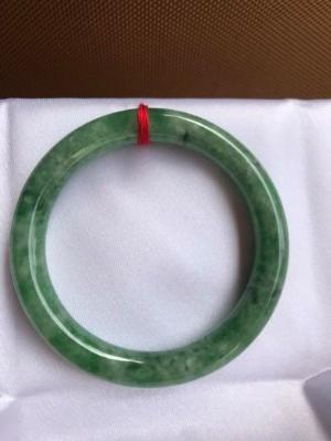 Vòng Tay Phong Thủy Đá Ngọc Cẩm Thạch Tự Nhiên Dầu Lý Sao 53mm x dầy 8,5mm Màu Xanh