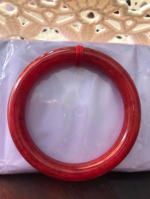 Chiếc Vòng Tay Phong Thủy Đá Cẩm Thạch Cồ Đỏ 56mm màu Đỏ Đậm Đẹp