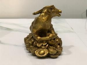Tượng TRÂU VÀNG phong thủy nằm trên kim nguyên bảo
