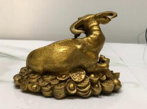 Tượng TRÂU VÀNG phong thủy nằm trên kim nguyên bảo