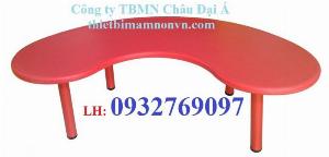 Bàn nhựa hình bán nguyệt nhập khẩu