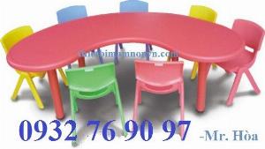 Bàn nhựa hình bán nguyệt nhập khẩu