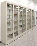 Tủ đựng dụng cụ thủy tinh trong phòng thí nghiệm