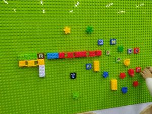 Bộ xếp hình lắp ghép LEGO gắn tường cho bé mầm non
