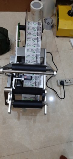 Máy dán nhãn chai trà sữa, máy dán nhãn chai sữa bắp, máy dán nhãn decal chai tròn MT50