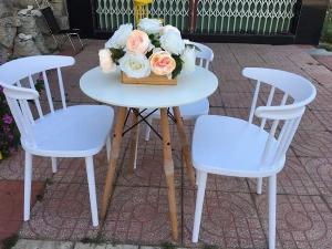 Ghế nhựa đúc chân gỗ giá rẻ..