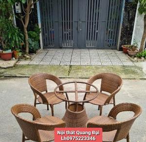 Cần thanh lý sản phẩm bàn ghế nhựa giả mây màu gỗ