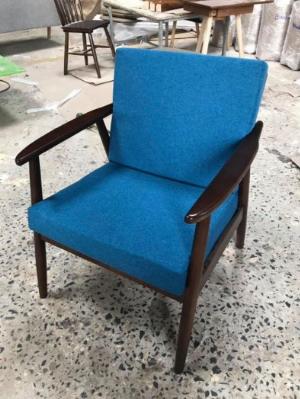 Ghế sofa gỗ ash chân tròn cho quán cafe