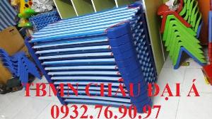 Giường mầm non sọc xanh dương