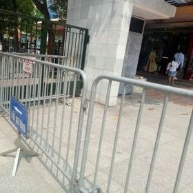 Hàng rào kiểm soát đám đông khổ 1,2 X 2m có sẵn giá tốt tại Hà Nội