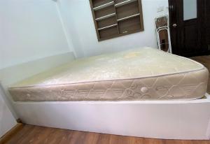 Nệm lò xo Vạn Thành 1m6 mới, đẹp, còn bảo hành