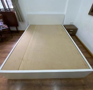 Giường gỗ 1m6 kiểu hiện đại, màu trắng, mới, đẹp
