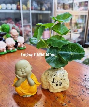 Tượng chú tiểu áo vàng