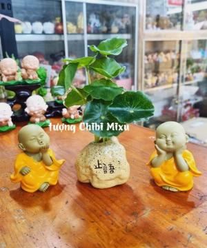 Tượng chú tiểu áo vàng