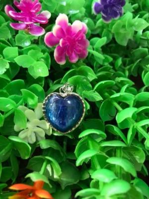 Mặt Dây Chuyền Trái Tim Đá Kyanite hay gọi là đá Sapphire Nước Tự Nhiên màu Xanh Dương