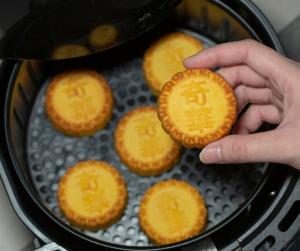 Hộp bánh trung thu Kee Wah HongKong - Trứng muối Phủ Vàng Lá