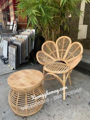 Ghế mây đơn kiểu dáng bông hoa decor quán cafe