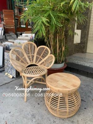 Ghế mây đơn kiểu dáng bông hoa decor quán cafe