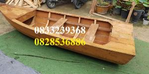Thuyền gỗ dáng cano, trưng bày, chụp ảnh trên hồ