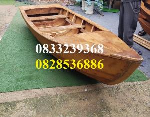 Thuyền gỗ dáng cano, trưng bày, chụp ảnh trên hồ