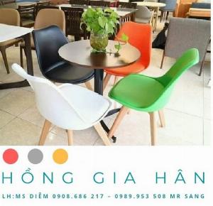 Bàn ghế Eames sang trọng Hồng Gia Hân BGN06