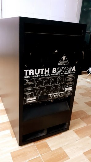 Siêu sub điện BEHRINGGER TRUTH B2092A