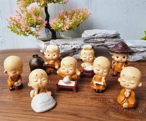 Tượng chú tiểu áo nâu nhí mẫu đi tắm dáng yêu