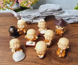 Tượng chú tiểu áo nâu nhí mẫu đi tắm dáng yêu